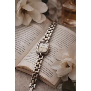 Gucci Collection Style Women’s Bracelet Watch Silver Tone Quartz Movement